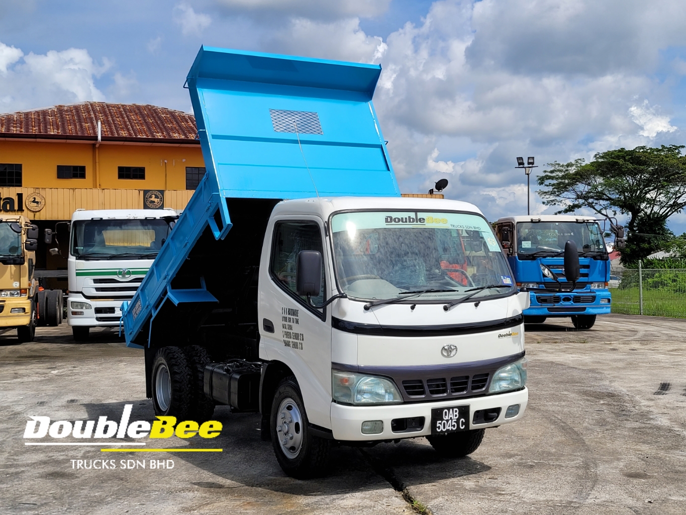 DB : Toyota XZU301 Tipper Dumper